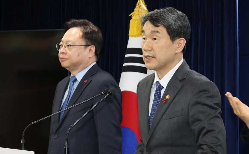 이주호 부총리 겸 교육부 장관과 조규홍 보건복지부 장관이 10일 서울 종로구 정부서울청사에서 '의료계와 의학교육계에 드리는 말씀'을 발표하고 있다. 연합뉴스