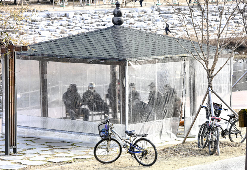 차고 건조한 날씨가 이어진 7일, 대구 신천 온기나눔터에서 어르신들이 환담을 하거나 바둑을 두고 있다. 이현덕기자 lhd@yeongnam.com