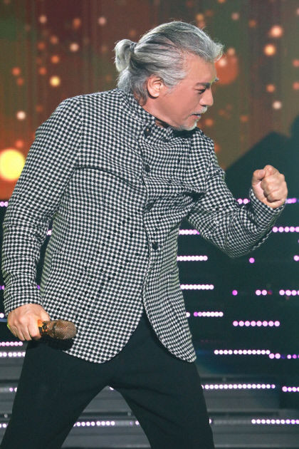 왼쪽, 니는 잘했나!…나훈아, 은퇴 공연서 정치권 비판