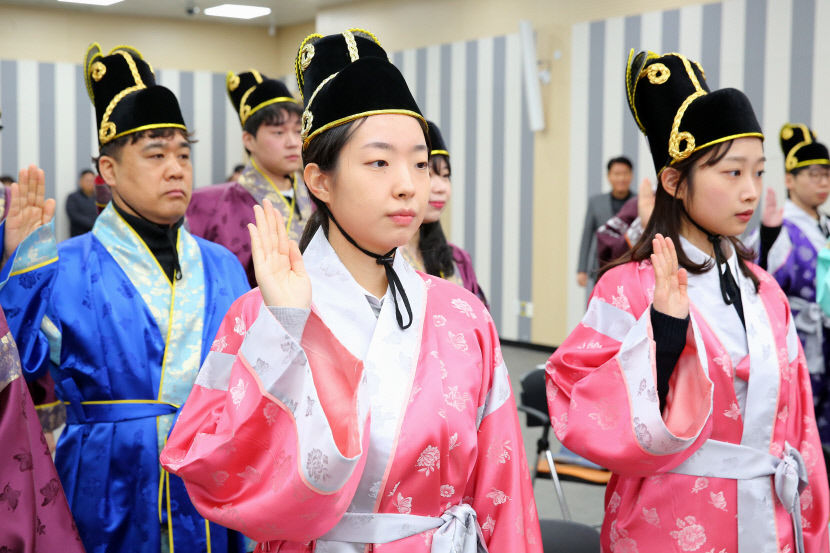 익선관 쓴 경주시 새내기 공무원, 목민심서와 함께 출발