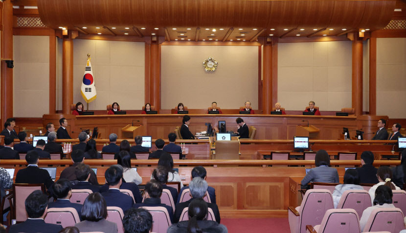 尹 불출석에 헌재 첫 변론 4분만에 끝…재판관 기피·일정 문제 기각
