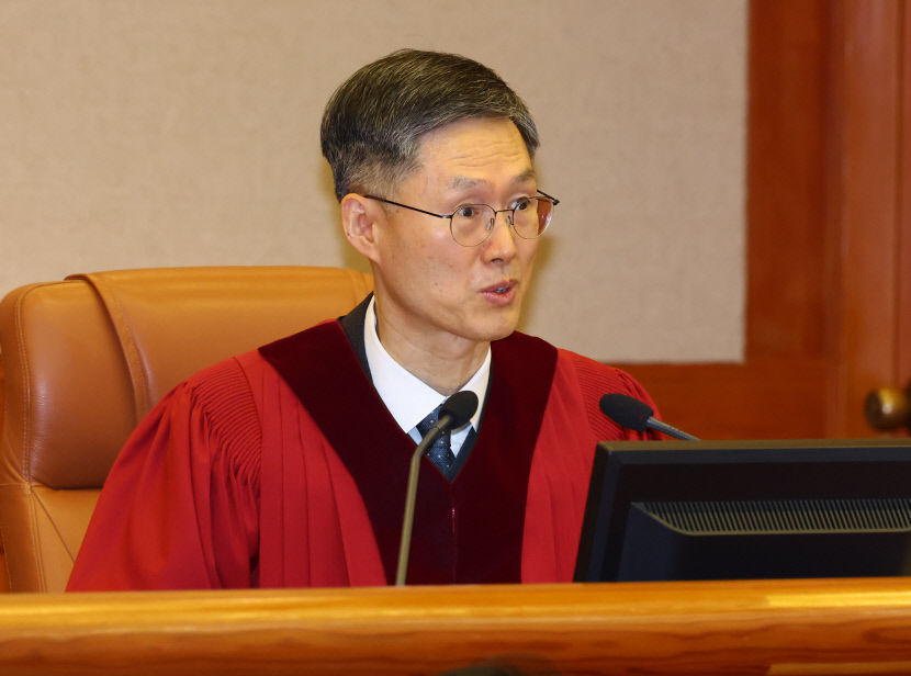 尹 불출석에 헌재 첫 변론 4분만에 끝…재판관 기피·일정 문제 기각