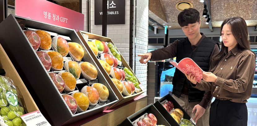 롯데백화점 대구점 설 선물세트 특설매장에서 직원들이 선물세트 상품을 살펴보고 있다. <롯데백화점 제공>