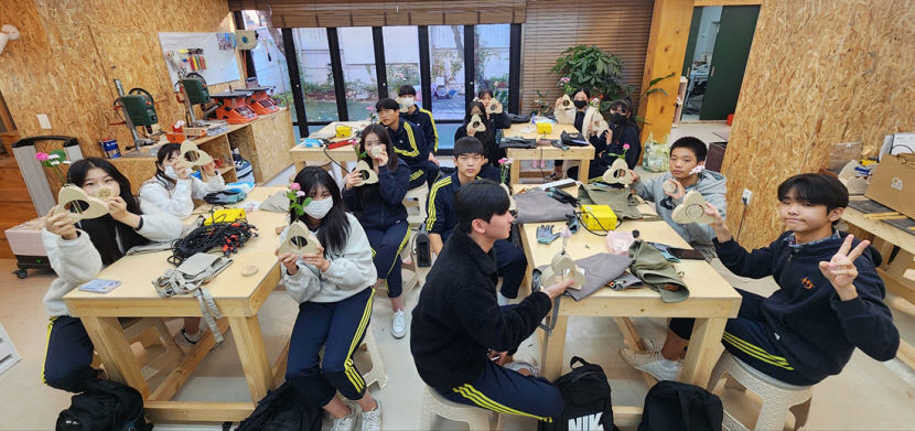 [위클리포유 커버 스토리] 행복을 빚어내는 공방 (2) 앞산목공방 배원한 대표 친환경 목재 교구 제작…감성 살린 디자인으로 일상서도 어울리게