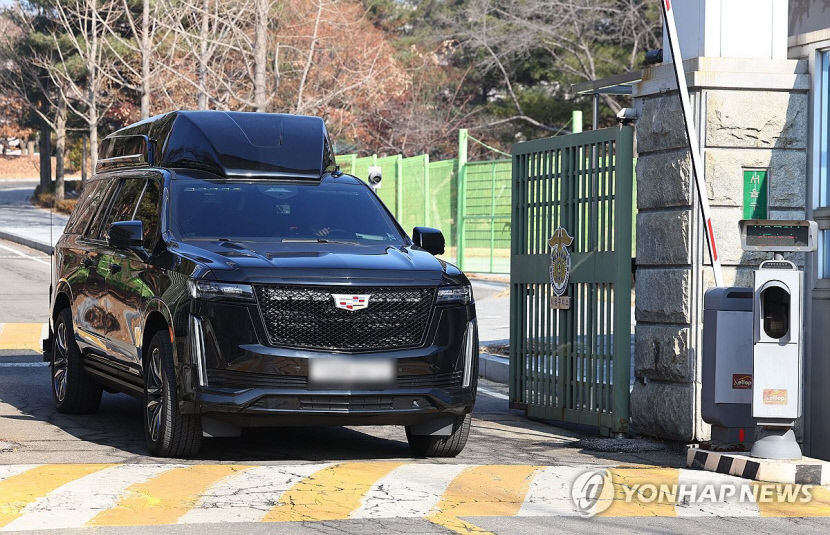 구속된 尹, 현직 대통령 경호는 유지…구치소 담장이 경계