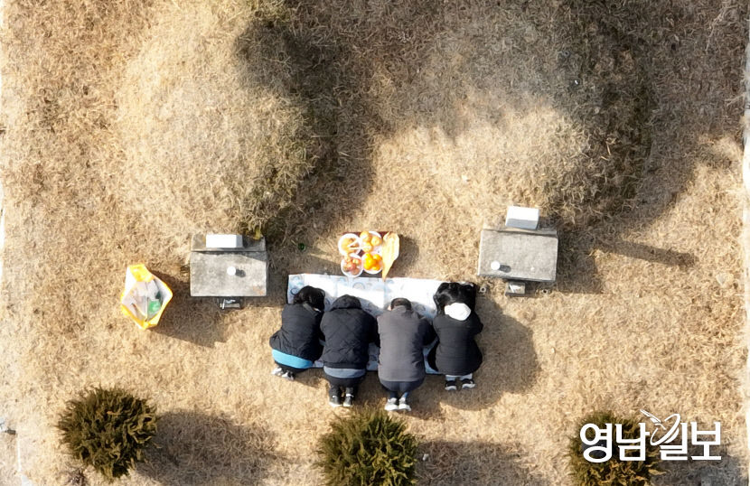 설 앞두고 칠곡 현대공원 찾은 성묘객들