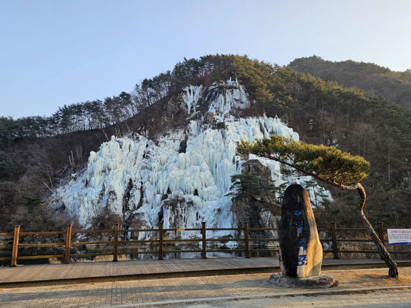 장엄한 겨울 절경 영주호 용혈폭포 각광