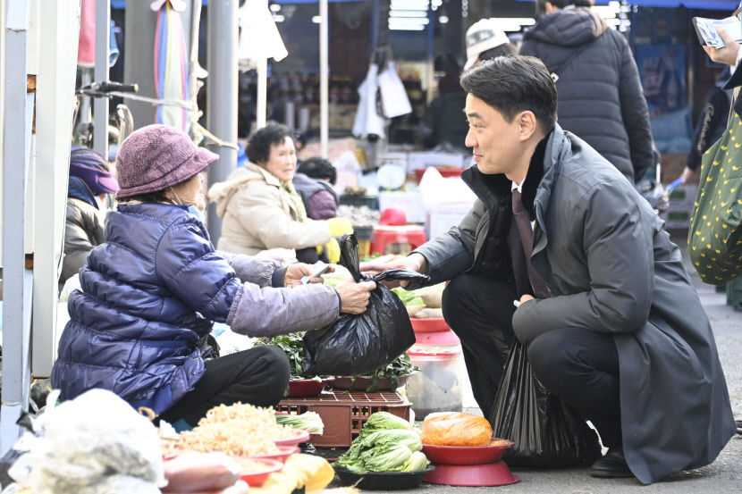 [현장 스케치]최재훈 대구 달성군수 전통시장 장보기, 설 준비와 상인 격려까지