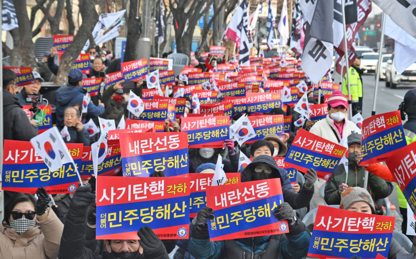 보수의 성지 대구 거리에서 대통령 탄핵 무효 외쳐…20대도 참여