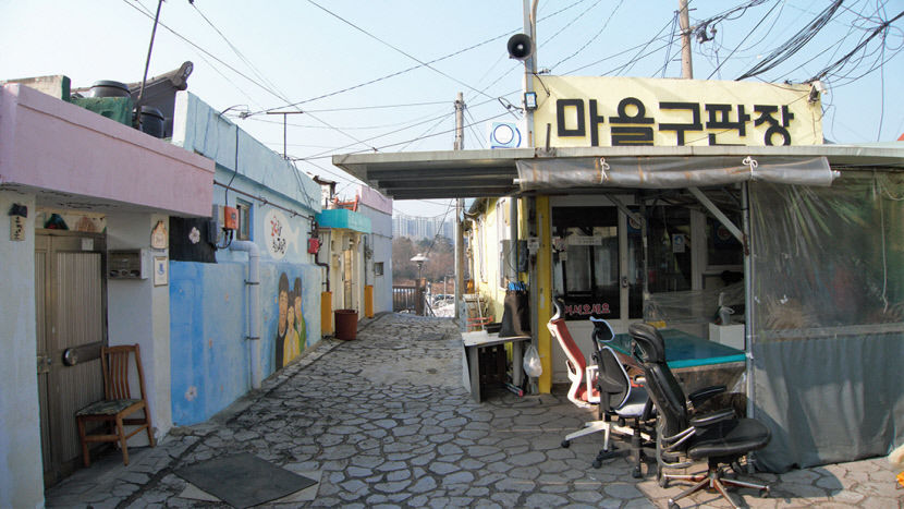 [주말&여행] 울산 남구 야음동 신화마을, 고래 춤추고, 황소 돌진하고…지붕없는 미술관을 거닐다