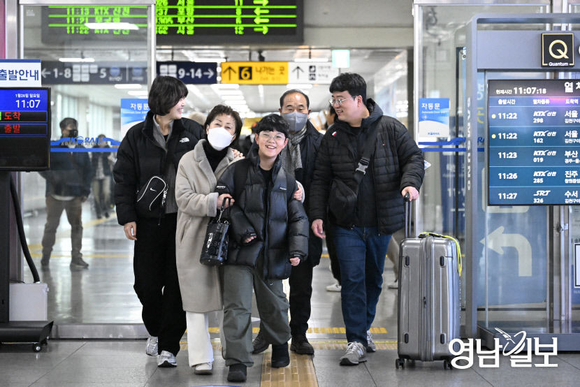 동대구역에 마중 나온 할아버지와 할머니