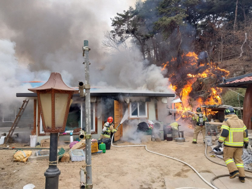 경북 봉화군 주택 화재 야산으로 번져…임야 100㎡ 소실