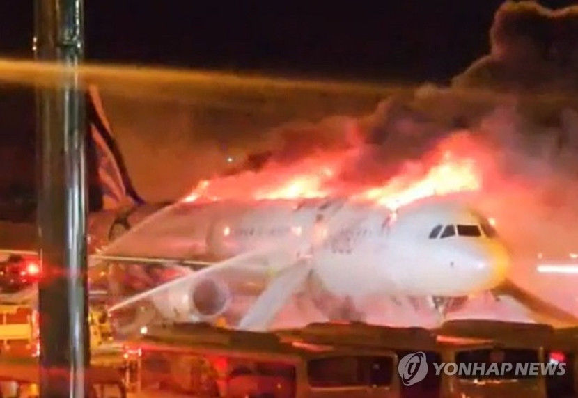 [속보] 김해공항 에어부산 항공기 화재…170여 명 비상탈출