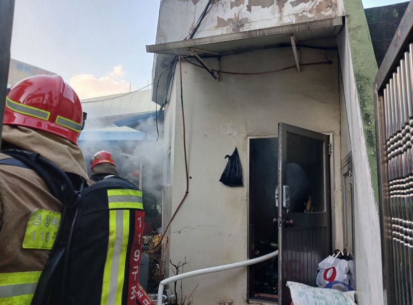 포항 죽도동 단독주택에서 불…60대 여성 안면부 1도 화상