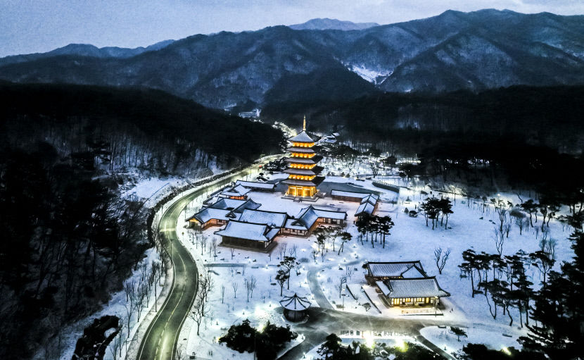 새해 첫날, 눈 내리는 김천 사명대사공원...한 폭의 동양화