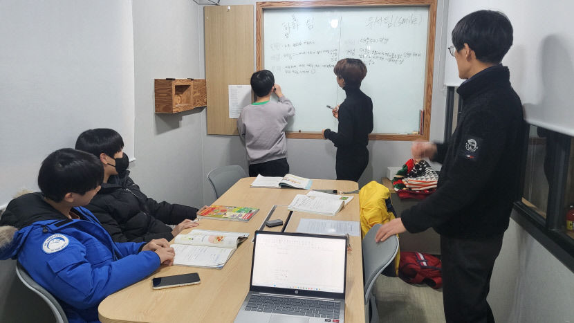 [Y르포] 대구 시지 수학교육 걱정 없는 마을 가보니…학생이 선생님 친구들 가르쳐요