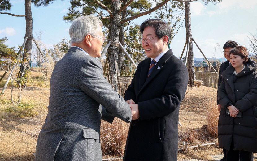 이재명, 문재인 전 대통령 예방… 통합과 포용 강조