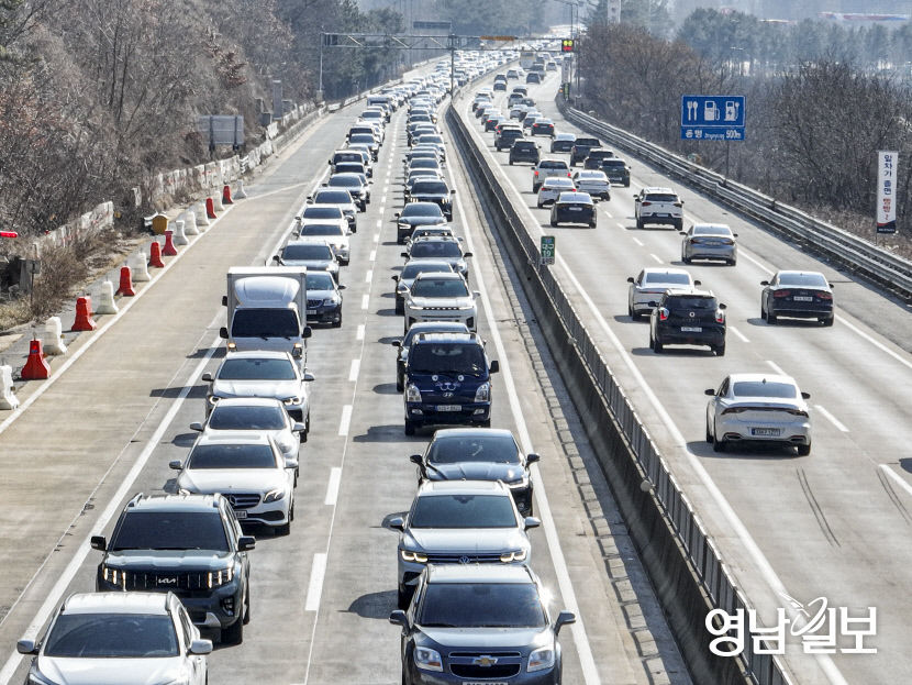 고향 떠나는 발걸음처럼 귀경길도 머뭇머뭇