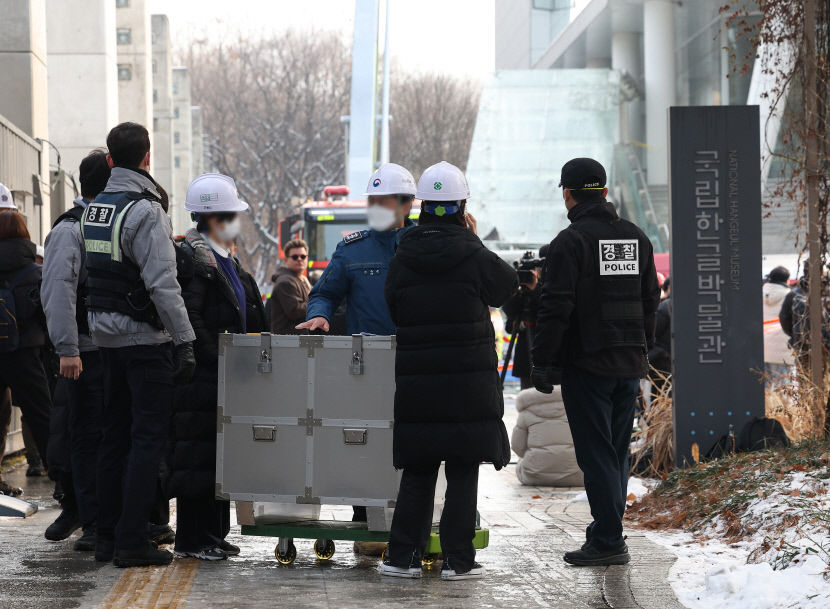 서울 국립한글박물관 화재 7시간 만에 진압…문화재 피해는 없어