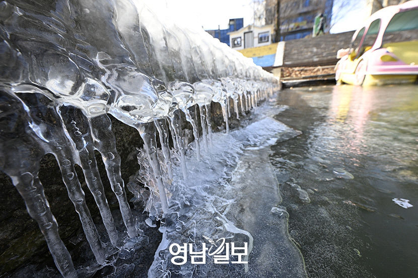 오리배 선착장에 고드름 꽁꽁