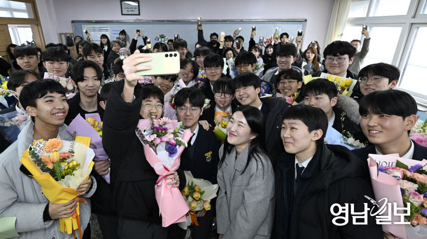 담임선생님과 기념촬영하는 대륜중학교 졸업생들
