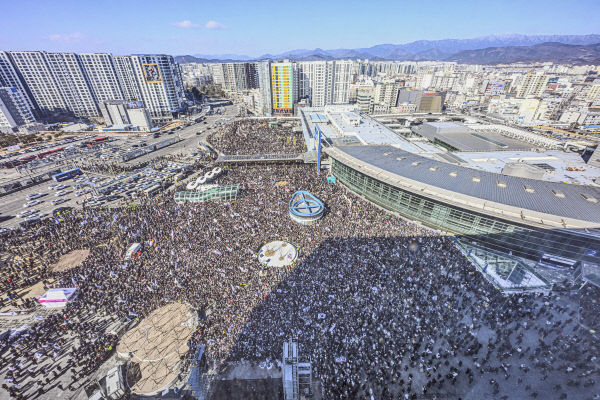 보수 성지 동대구역 탄핵 반대 집회 수만명 참여 북새통…2030세대 눈길