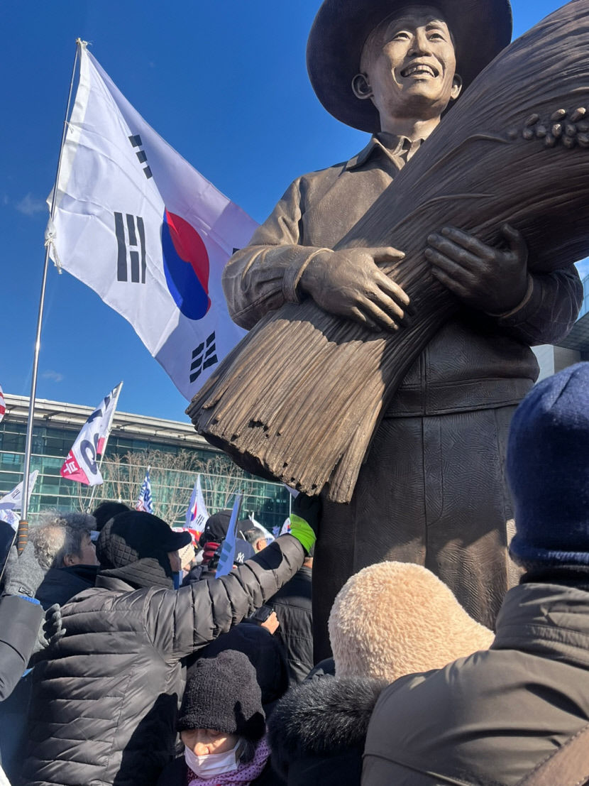 보수 성지 동대구역 탄핵 반대 집회 수만명 참여 북새통…2030세대 눈길