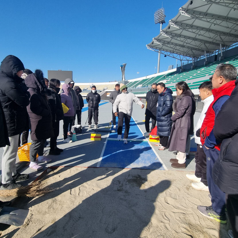 9일 구미시민운동장에서 열린 구미 아시아 육상경기선수권대회에서 활동할 국제 심판을 양성하는 국가기술임원(NTO) 현장교육.<구미시 제공>