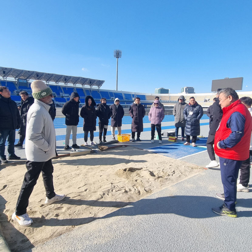 9일 구미시민운동장에서 열린 구미 아시아 육상경기선수권대회에서 활동할 국제 심판을 양성하는 국가기술임원(NTO) 현장교육.<구미시 제공>