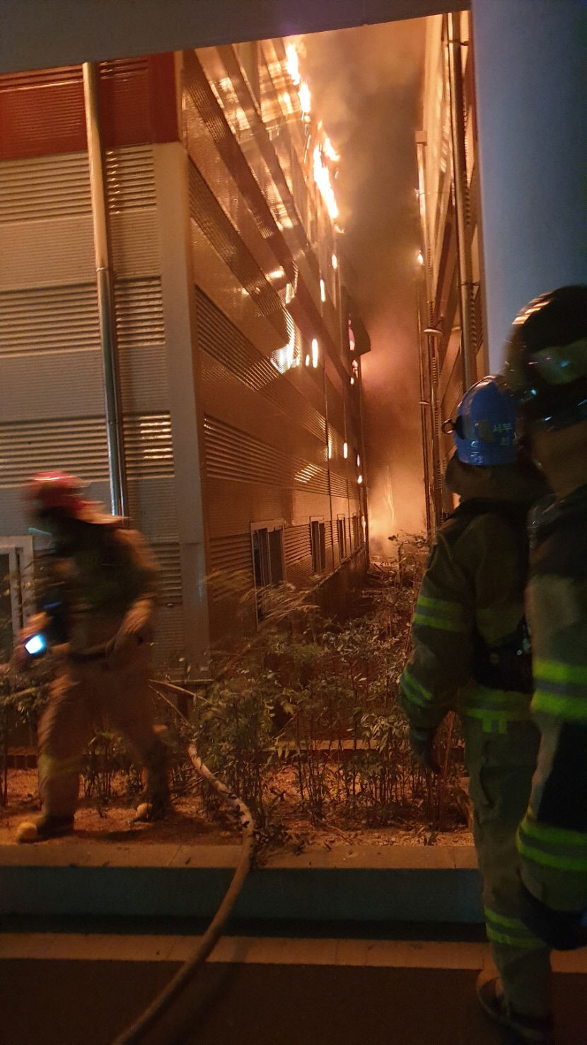 [2보] 대구 달서구 건물 창고 화재 진화 중
