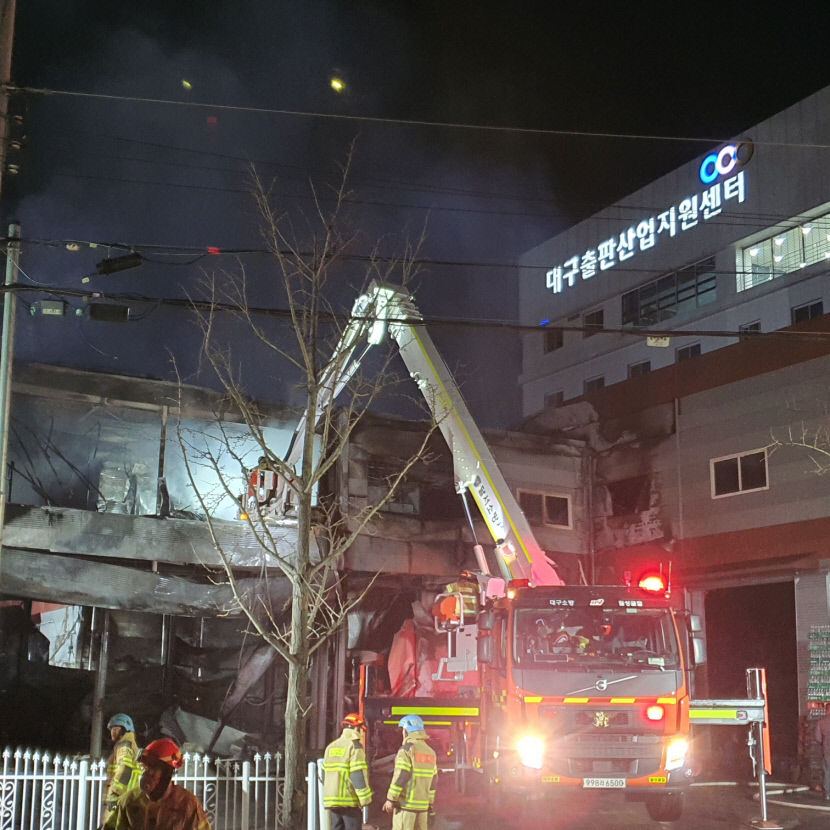 [3보] 대구 장기동 창고건물 화재 1시간30여분만 초진