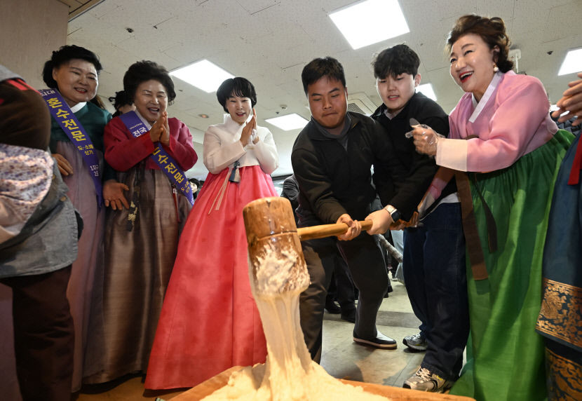 서문시장 번창 염원 떡메치기·트로트 공연