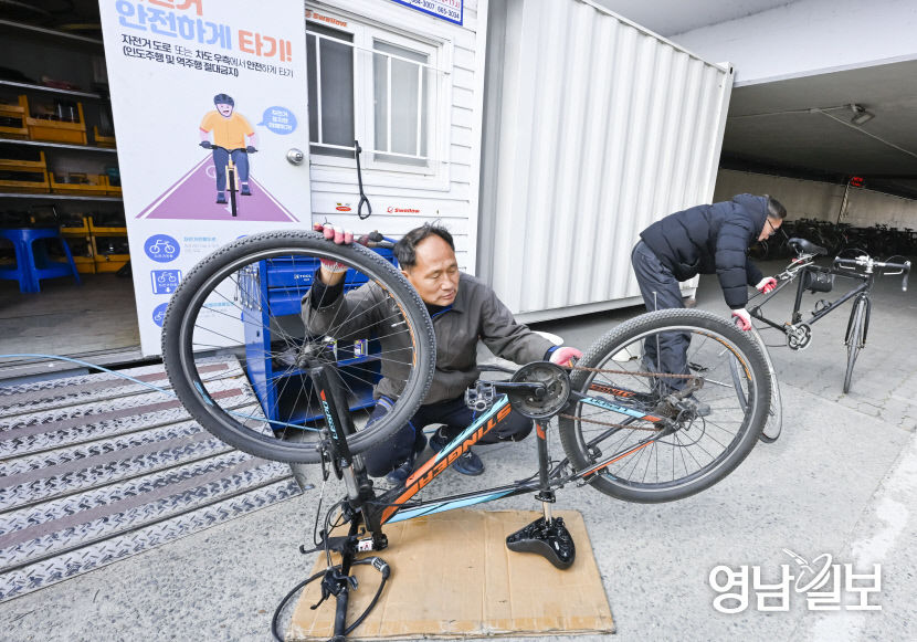 봄바람 타고 재개장! 대구 신천변 자전거 수리센터 운영 시작
