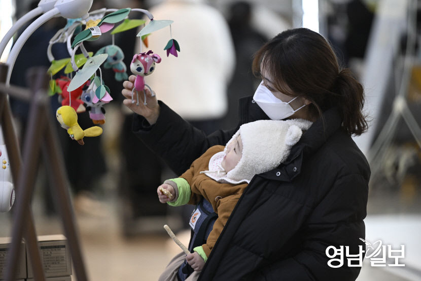 대구 베이비&키즈 페어에서 모빌 살펴보는 아이