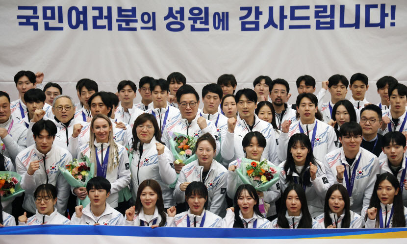 하얼빈 동계 아시안게임 선수단 귀국…금메달 16개로 2위 차지