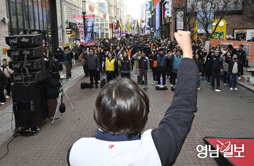 민주노총 대구지역본부 2025 투쟁선포식에서 구호외치는 조합원들