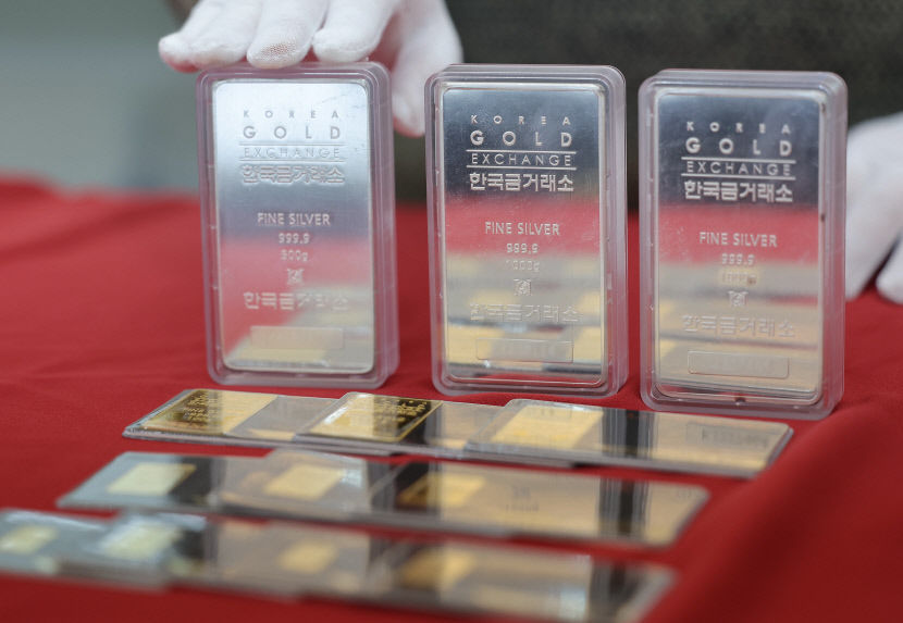 골드바 품귀 현상으로 대체상품인 실버바에도 관심이 쏠리는 가운데 16일 서울 동작구 한국금거래소 동작점에 실버바가 진열되어 있다. 연합뉴스