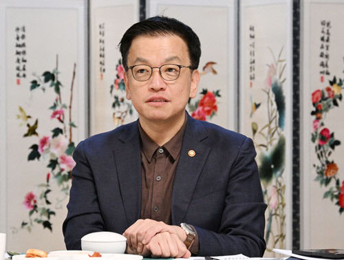 최상목 일·생활 균형 우수기업에 인센티브…23일 육아지원 3법 시행