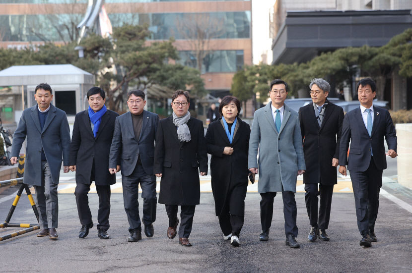 서로 다른 목적으로 사법부 방문한 여야