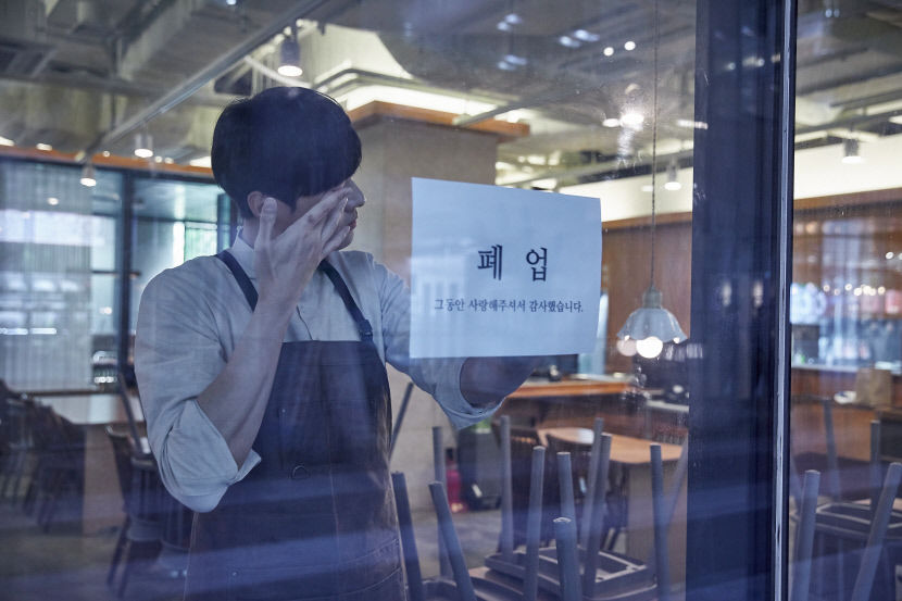 커피·술부터 줄였다…카페 매출 9.5%↓