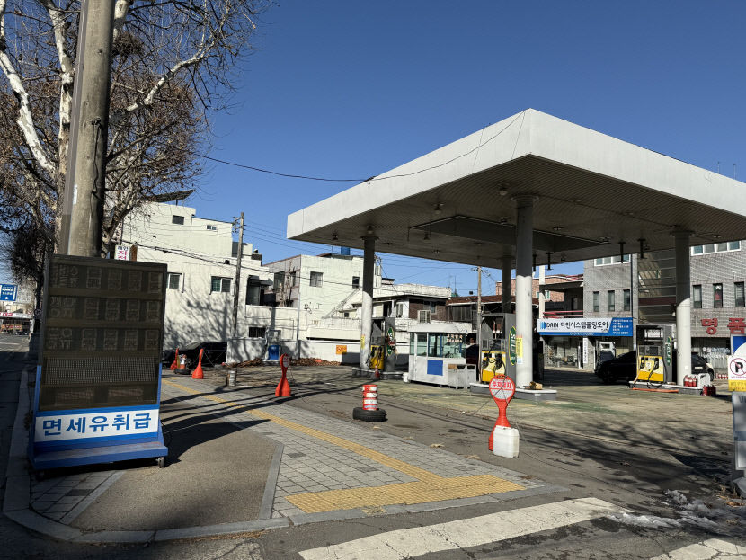 도심 속 흉물 장기 휴업 주유소…폐업도 막막