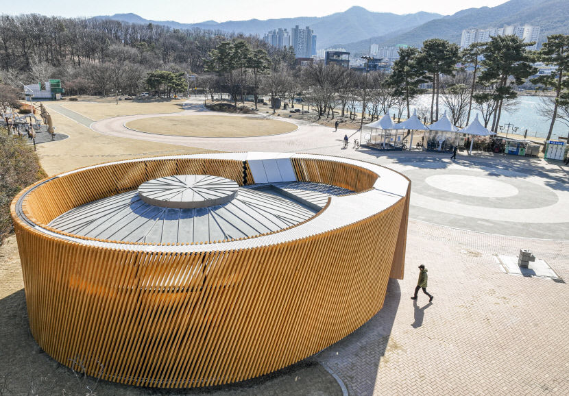[포토뉴스] 9억 원짜리 수성못 화장실, 대구의 랜드마크 될까?