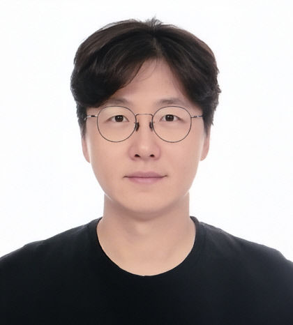 [창작의 새 물결, AI 크리에이터] 그래픽 디자이너 배장근 작가, AI가 열어준 창작의 문…두 번째 전성기를 맞이하다