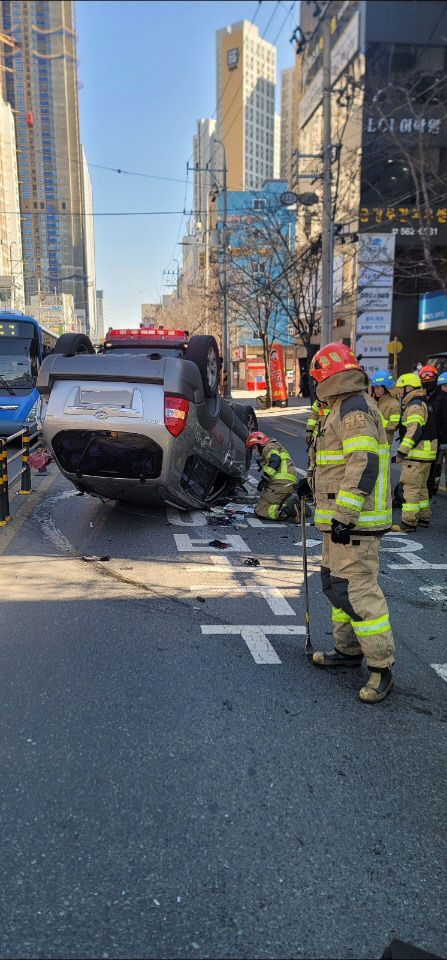 대구 달서구 70대 남성 운전 차량 전봇대 들이받고 전복