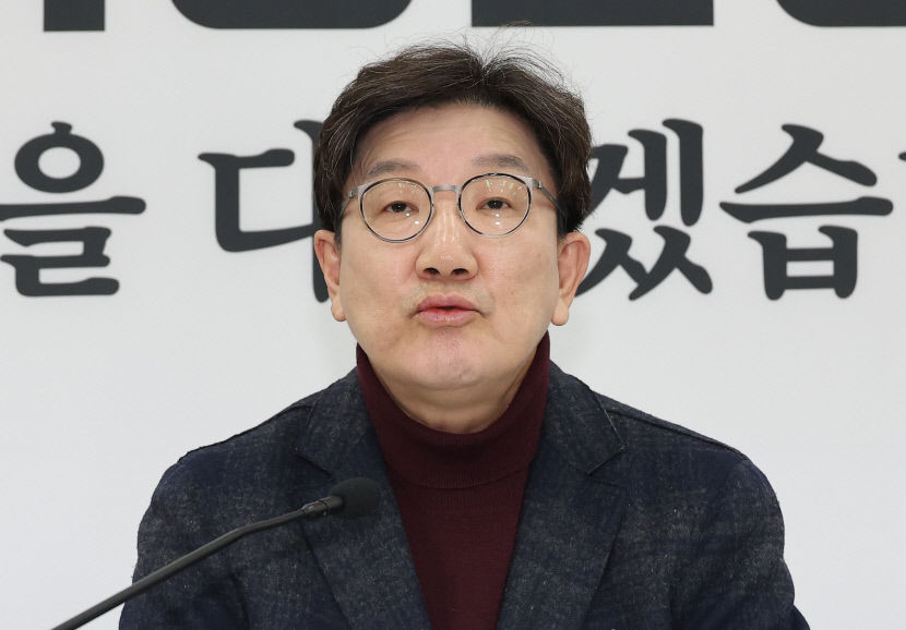 국힘 중도층 지지율 하락에 해석 엇갈려