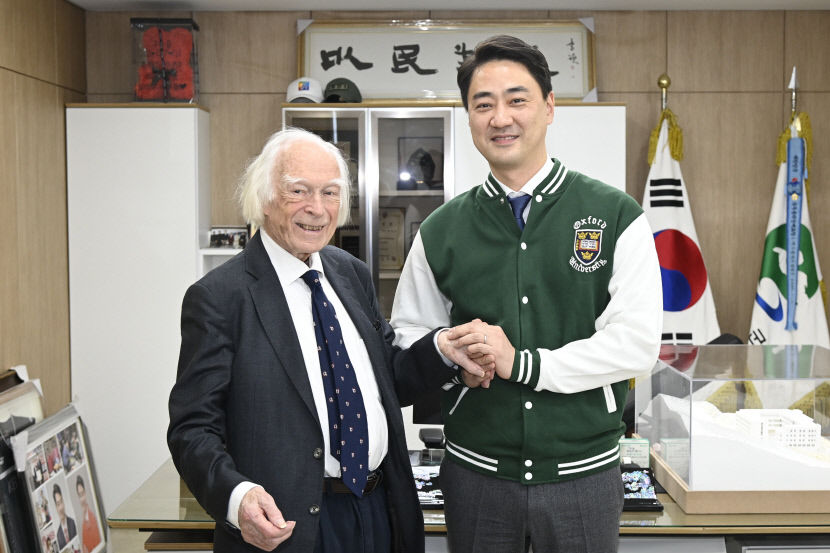 옥스퍼드 석학 데니스 노블 교수, 한국 학생들의 학구열에 감동…대구 달성군 방문