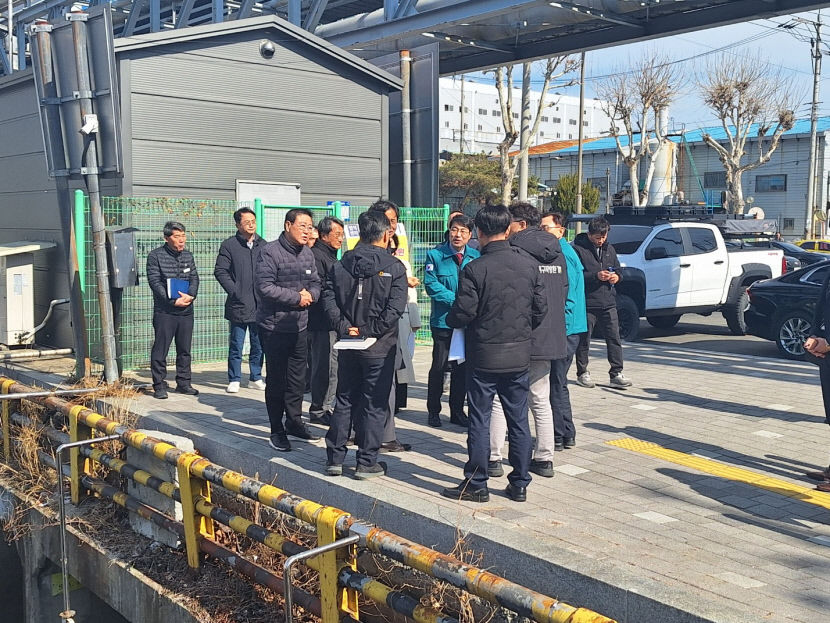 [속보] 핑크빛 물 유출경로 추적 난항…당국, 13개 사업장 조사