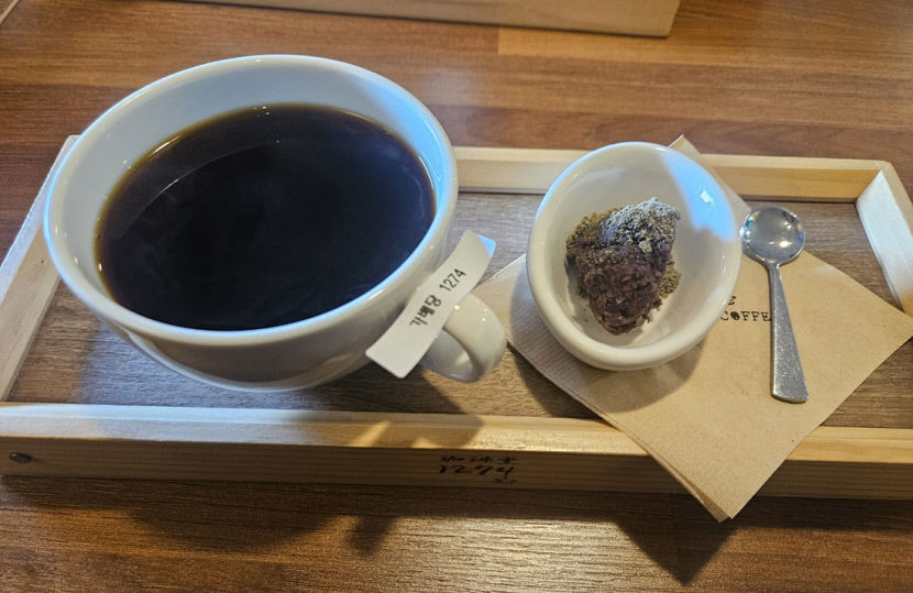 [대구 맛집] 대구 달성 카페 가배당 1274, 봄볕 쬐며 커피와 팥 디저트 완전한 여유
