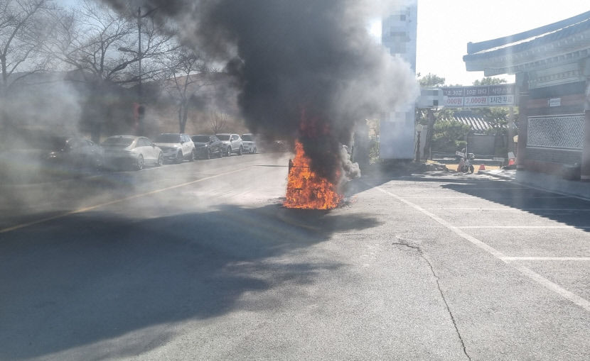 경주 황남동서 전동차 화재…차량 전소