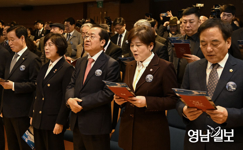 [포토뉴스] 2.28찬가를 제창하는 제65주년 2·28민주운동 기념식 내빈